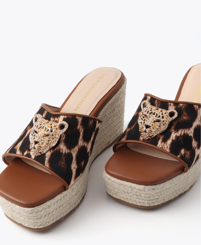ANABELAS COM ESTAMPA DE LEOPARDO E DETALHE METÁLICO