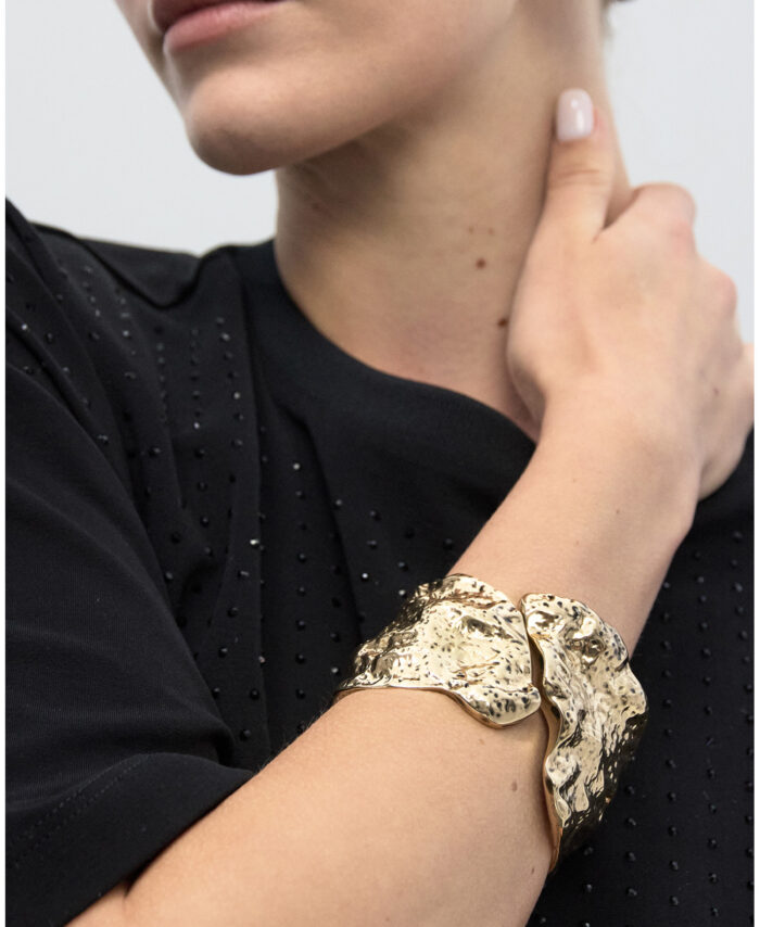 BRACELETE IRREGULAR DOURADO COM TEXTURA LOLA CASADEMUNT