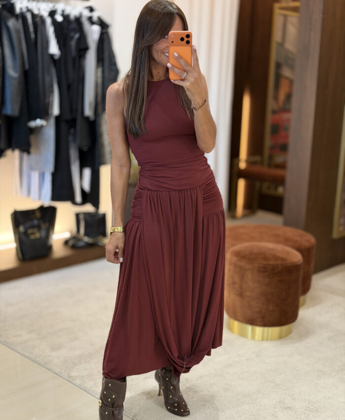 Vestido com corte fluído e design sem mangas