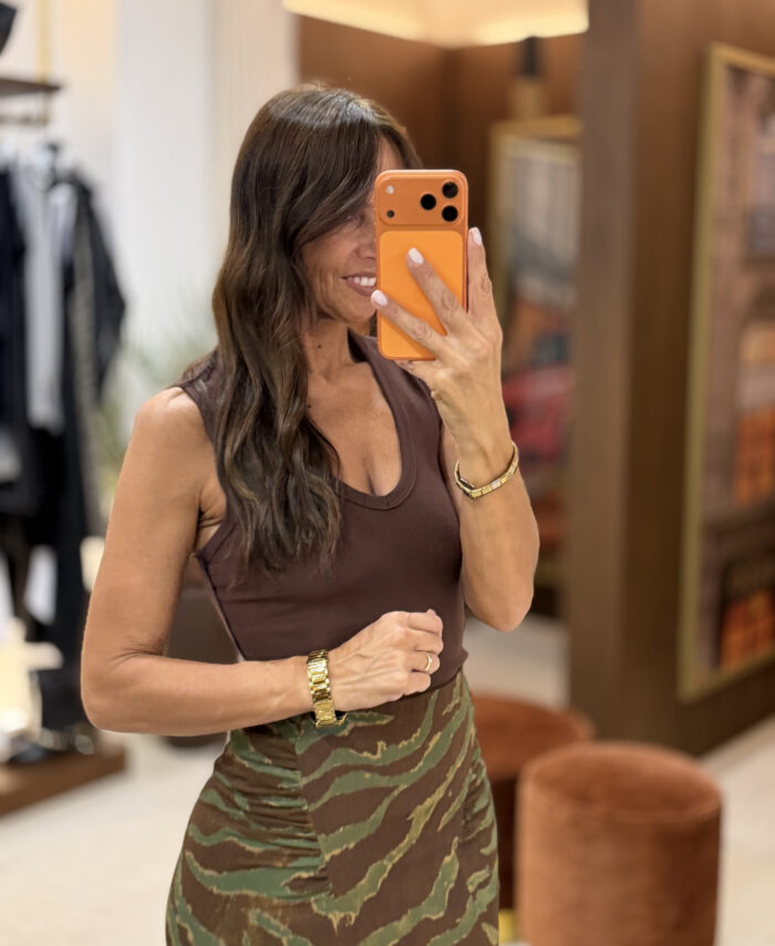 Top corte justo e design minimalista