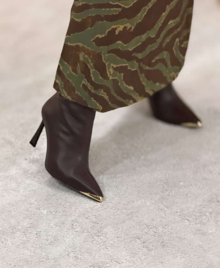 Botins salto alto com design elegante