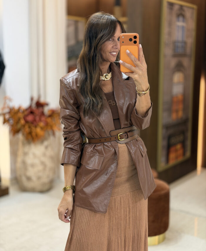 Blazer com corte estruturado e acabamento efeito pele