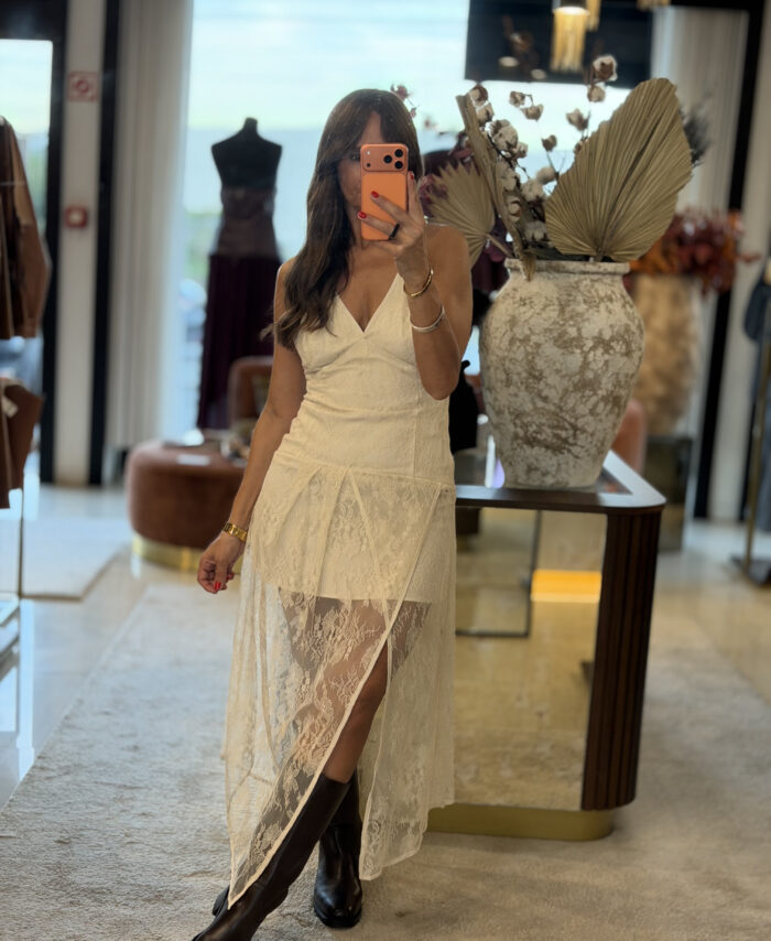 Vestido de renda com decote cruzado