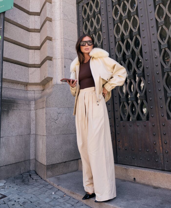 Casaco MAPÔ Giulia creme na modelo