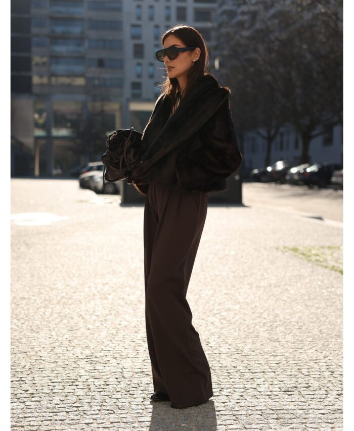 Calça lisa wide leg com pregas Scripta — Castanho